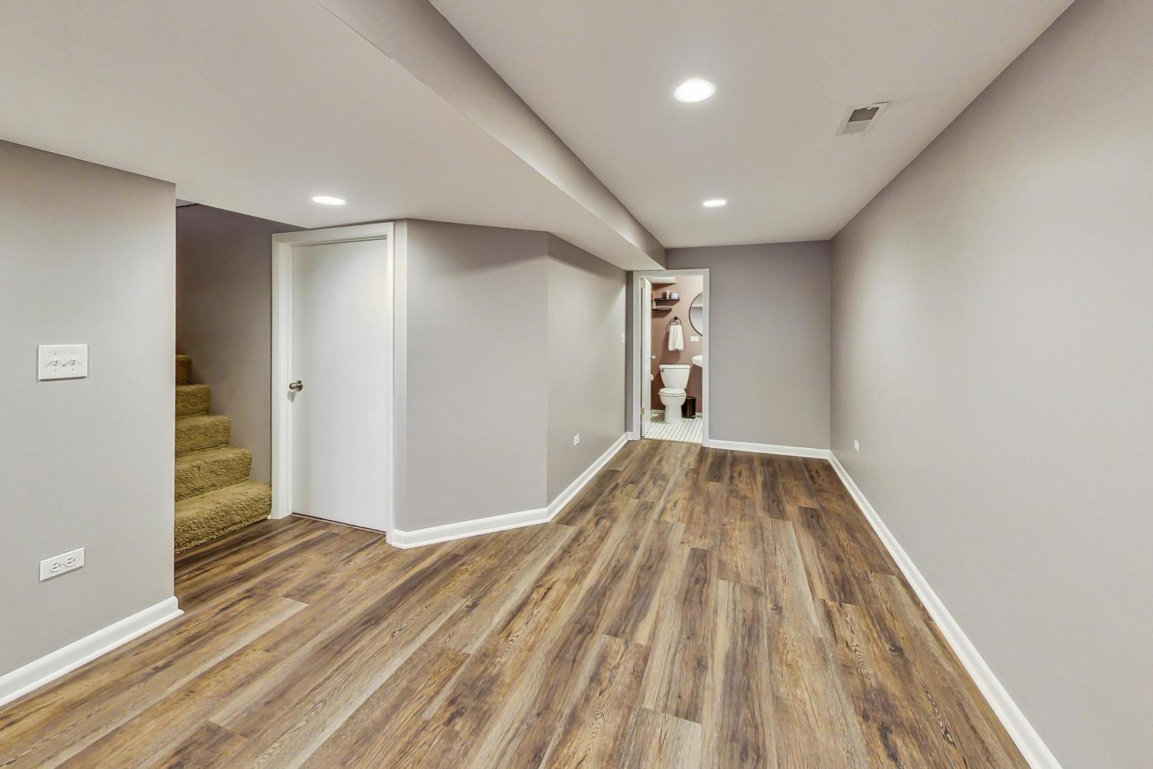 820 Sunset Road Wheaton, IL 60189 - Photo 20 of 32 a view of empty room with wooden floor