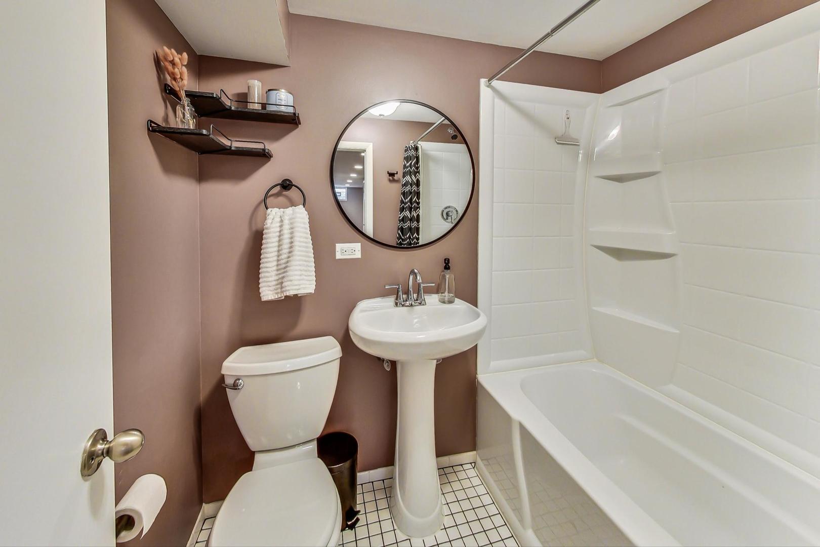 820 Sunset Road Wheaton, IL 60189 - Photo 21 of 32 a bathroom with a toilet a sink and bathtub