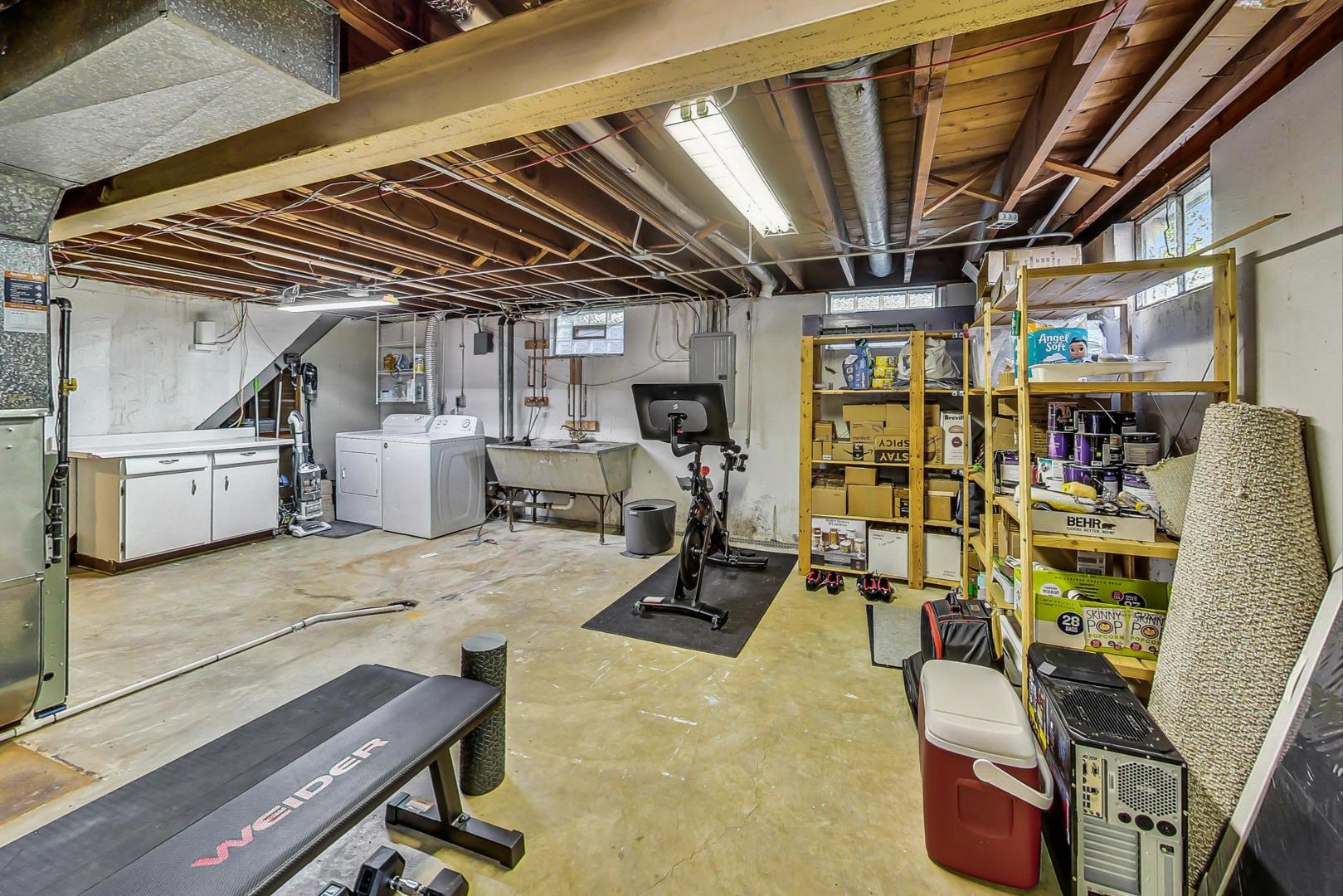 820 Sunset Road Wheaton, IL 60189 - Photo 22 of 32 a view of a room with gym equipment