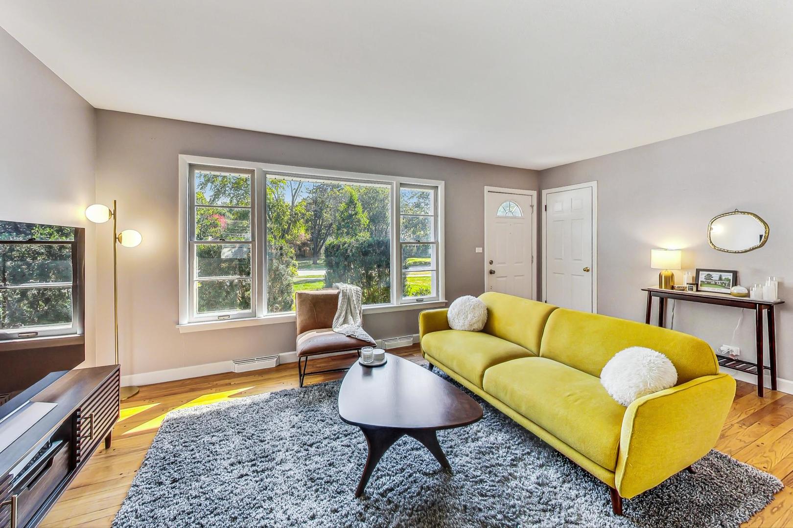 820 Sunset Road Wheaton, IL 60189 - Photo 3 of 32