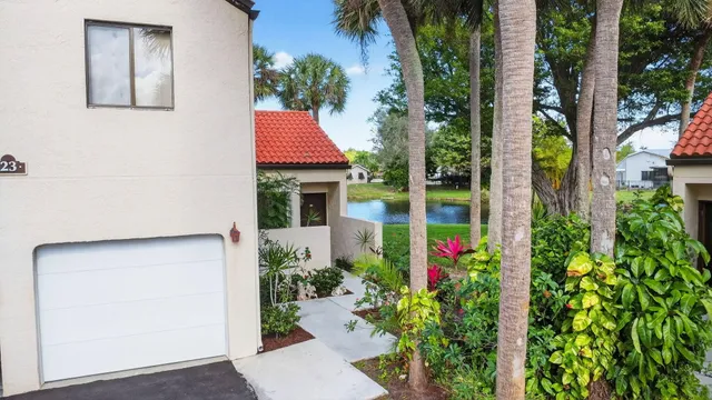 $225,000 | 23 Vía De Casas Sur, Unit 105, Boynton Beach, FL 33426