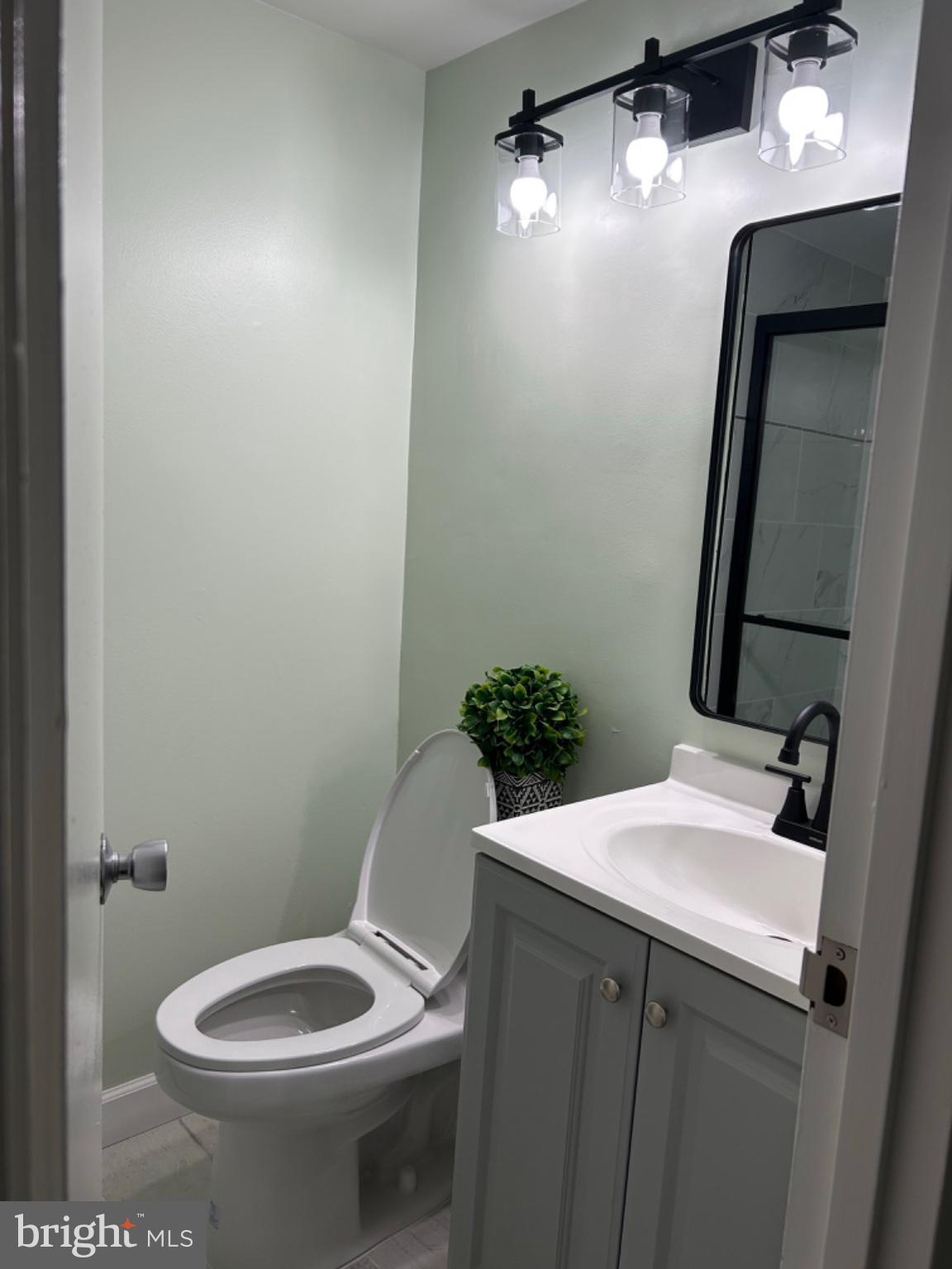11609 Stoneview Square, Unit 11C Reston, VA 20191 - Photo 22 of 30 Chic bathroom with modern accents.