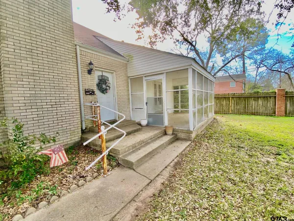 $129,000 | 102 North Gordon Drive, Crockett, TX 75835
