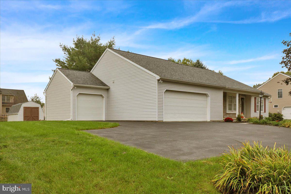 320 Royal Hunt Way Lititz, PA 17543 - Photo 2 of 34