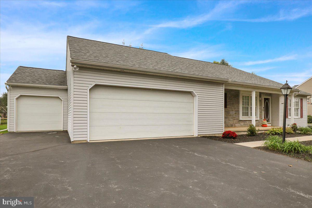 320 Royal Hunt Way Lititz, PA 17543 - Photo 3 of 34
