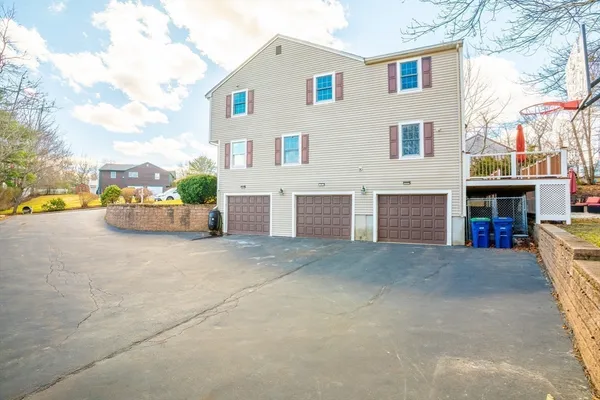 a view of back yard of the house