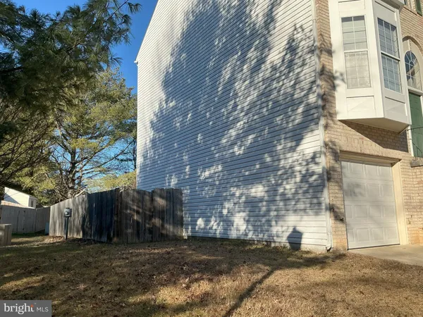 a view of a back yard