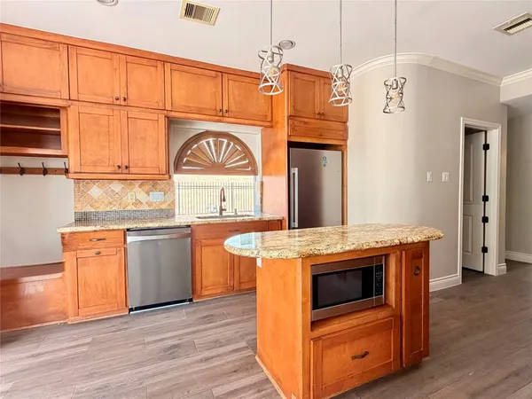 $2,950 | 5124 Carefree Drive, League City, TX 77573