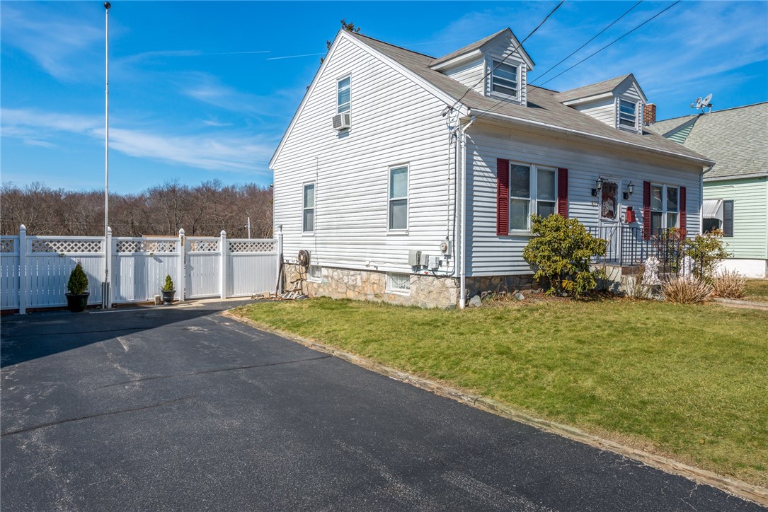 675 Mendon Road Woonsocket, RI 02895 - Photo 3 of 29