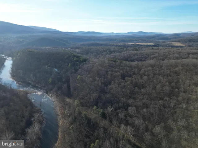 $825,000 | 30 Cavalier Way, Great Cacapon, WV 25422