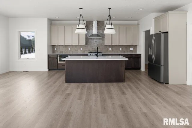 $729,900 | 7123 Alvie Lane, Bettendorf, IA 52722