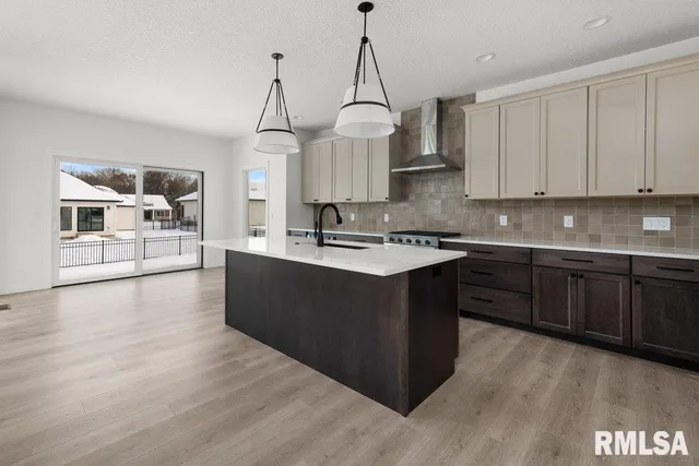 $729,900 | 7123 Alvie Lane, Bettendorf, IA 52722