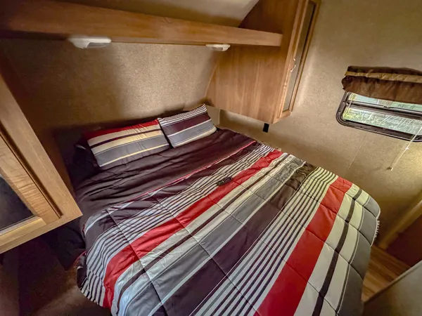 a view of a yard with a house