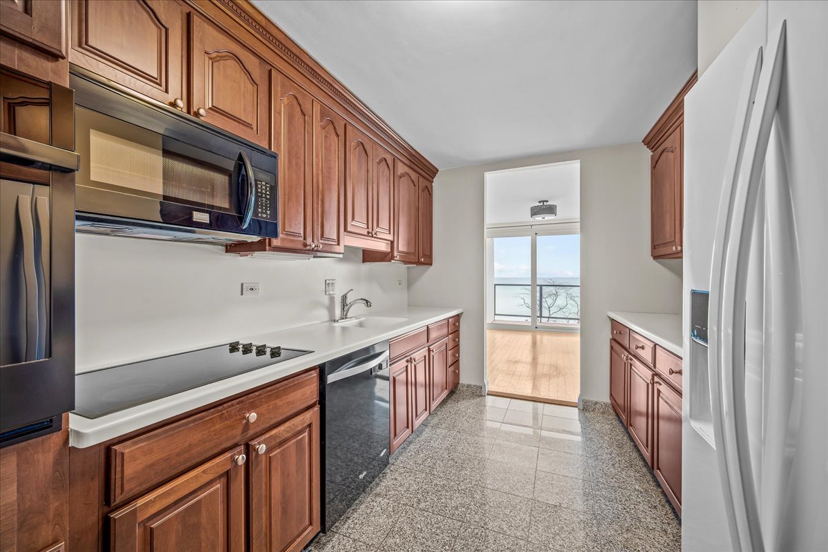 1630 Sheridan Road, Unit 6H Wilmette, IL 60091 - Photo 7 of 38