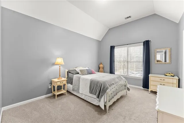 a en suite bathroom with a double vanity sink and mirror