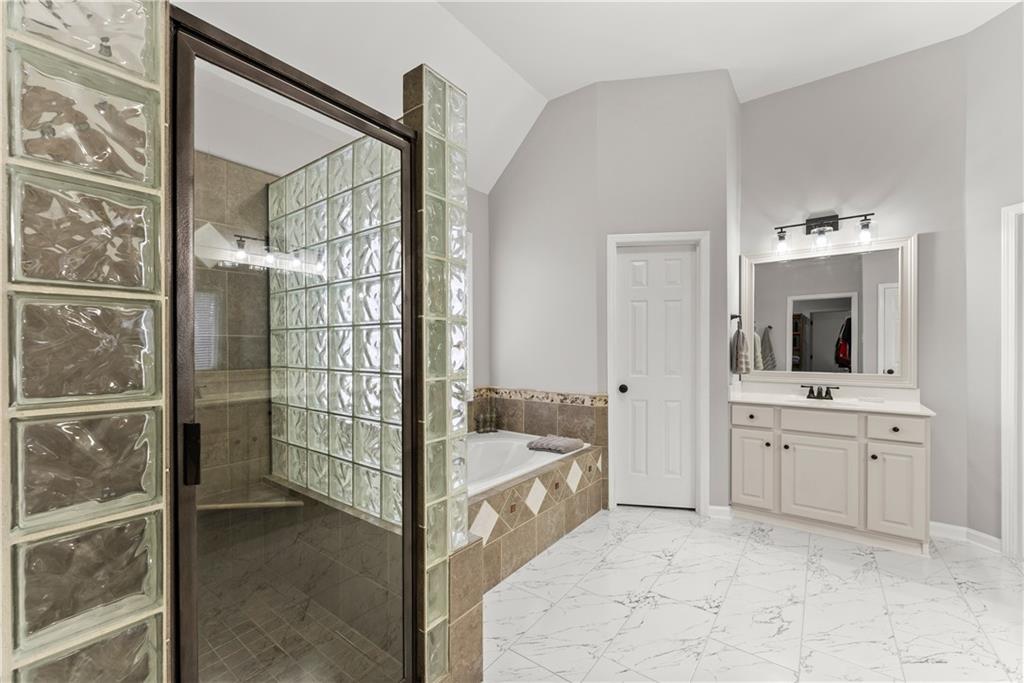 1070 Coleridge Way Suwanee, GA 30024 - Photo 44 of 98 a spacious bathroom with a tub sink and mirror