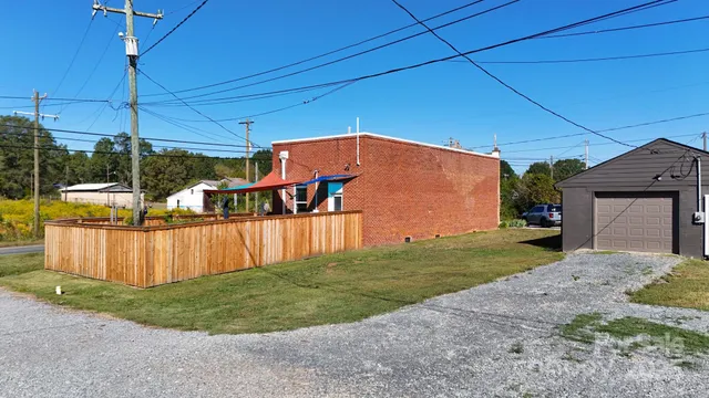 a view of a backyard
