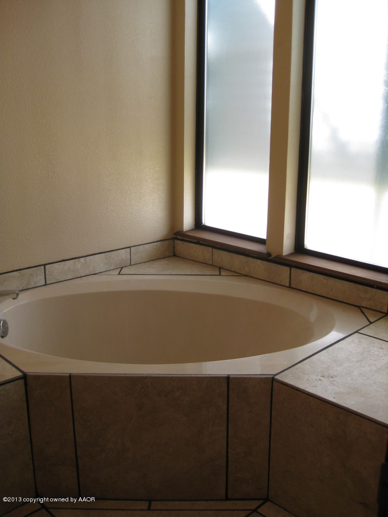 6416 Drexel Road Amarillo, TX 79109 - Photo 11 of 16 Master Tub