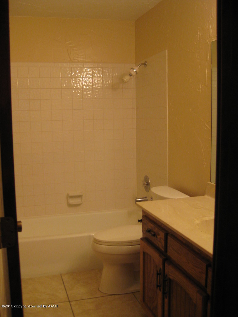 6416 Drexel Road Amarillo, TX 79109 - Photo 12 of 16 Hall Bath