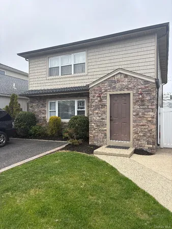 $2,900 | 26 Quebec Road, Unit 2, Island Park, NY 11558