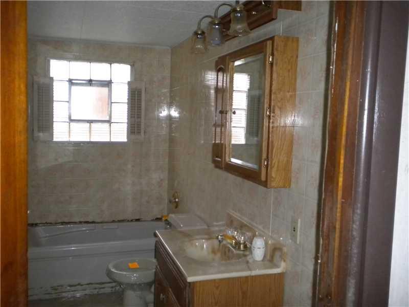 469 Center Road Monroeville, PA 15146 - Photo 6 of 10 Full Bath.