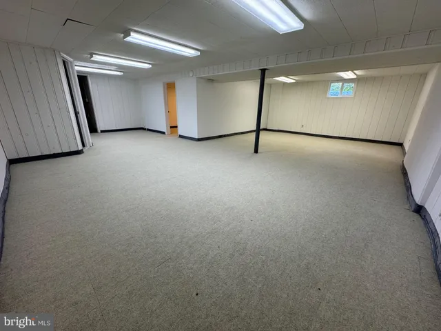 a view of yard with green space