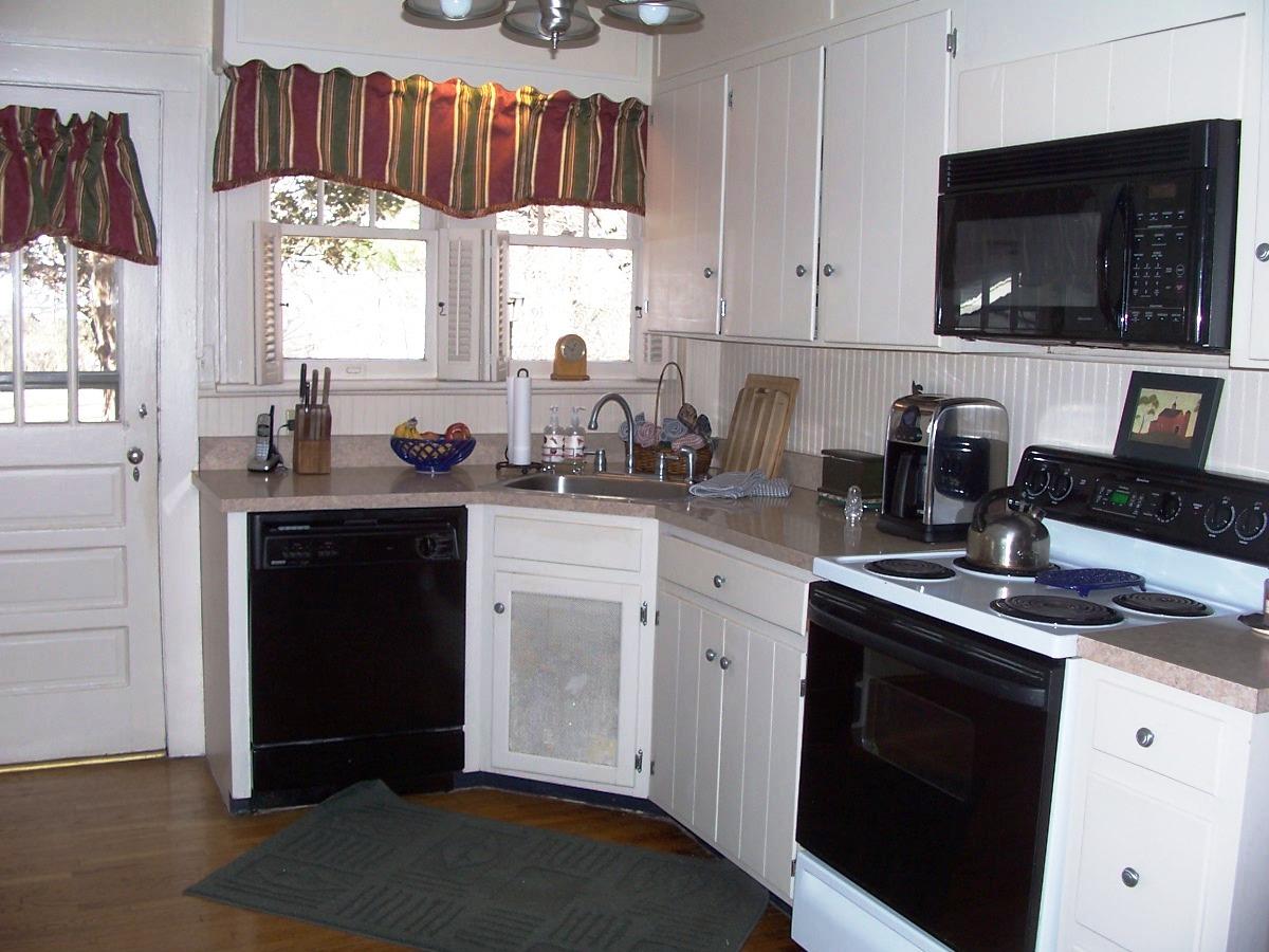1873 Arlington Road Southwest Roanoke, VA 24015 - Photo 6 of 13 Kitchen