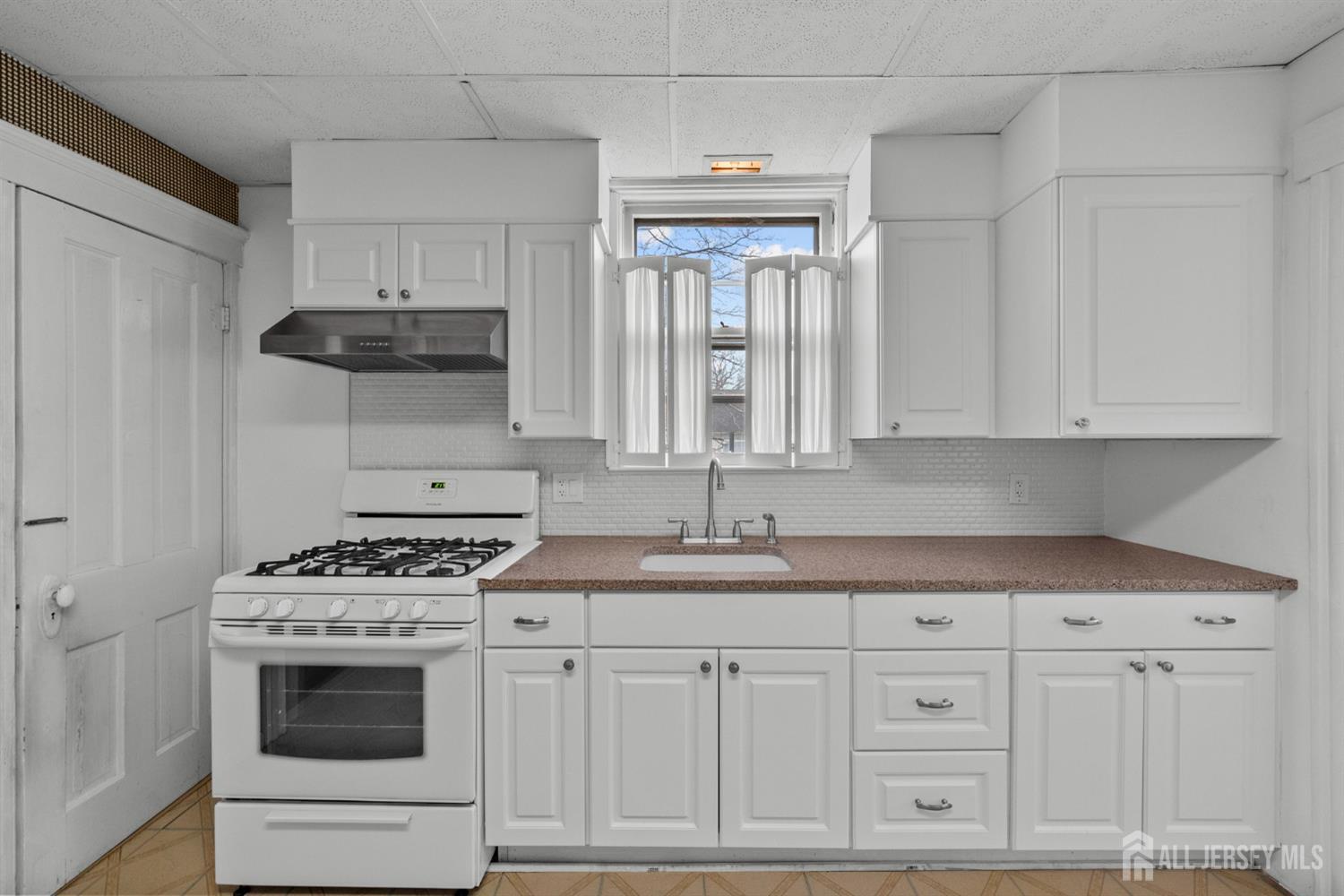 43 Main Street Englishtown, NJ 07726 - Photo 8 of 38