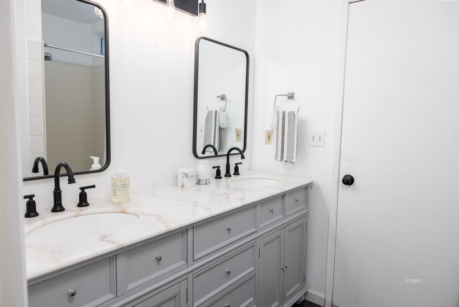 530 South Warner Street Ridgecrest, CA 93555 - Photo 24 of 32 a bathroom with a double vanity sink and mirror