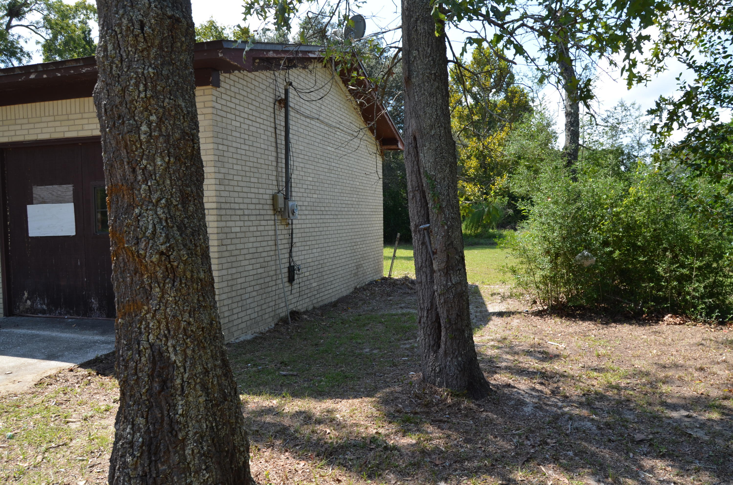 96633 Chester Road Yulee, FL 32097 - Photo 3 of 17 a backyard of a house with lots of green space