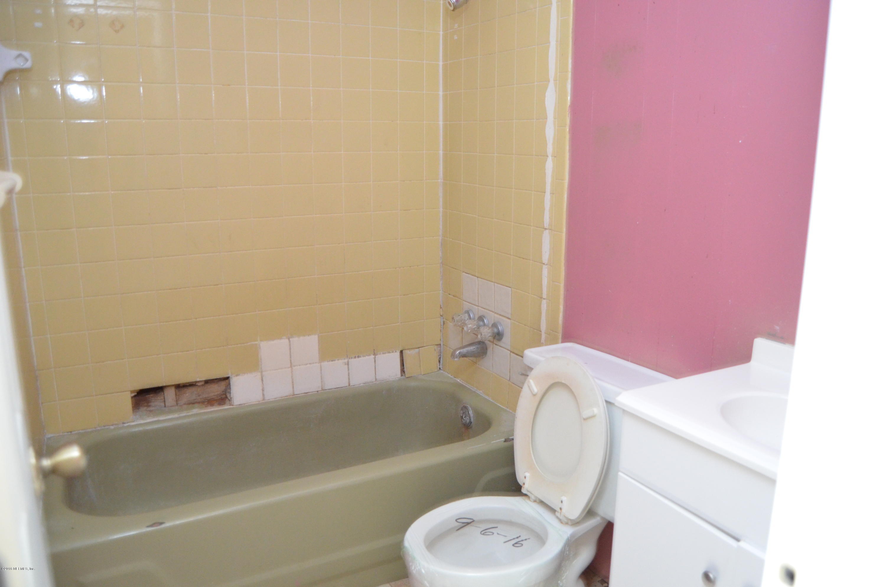96633 Chester Road Yulee, FL 32097 - Photo 9 of 17 a bathroom with a sink toilet and bathtub