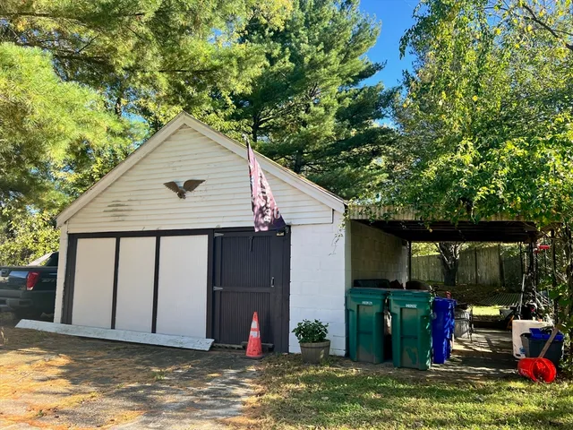 a view of a house with backyard