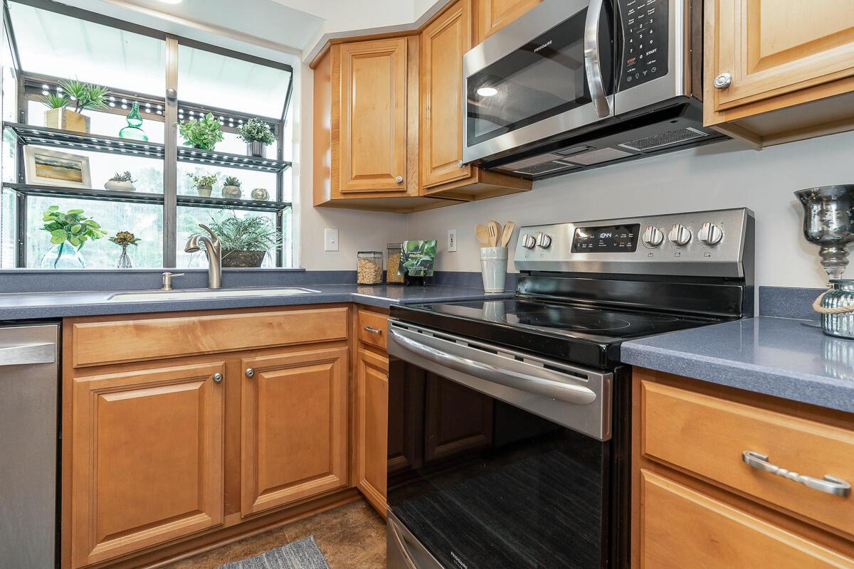 2519 Cranford Road Columbus, OH 43221 - Photo 11 of 37 2519 Cranford maple kitchen cabinets
