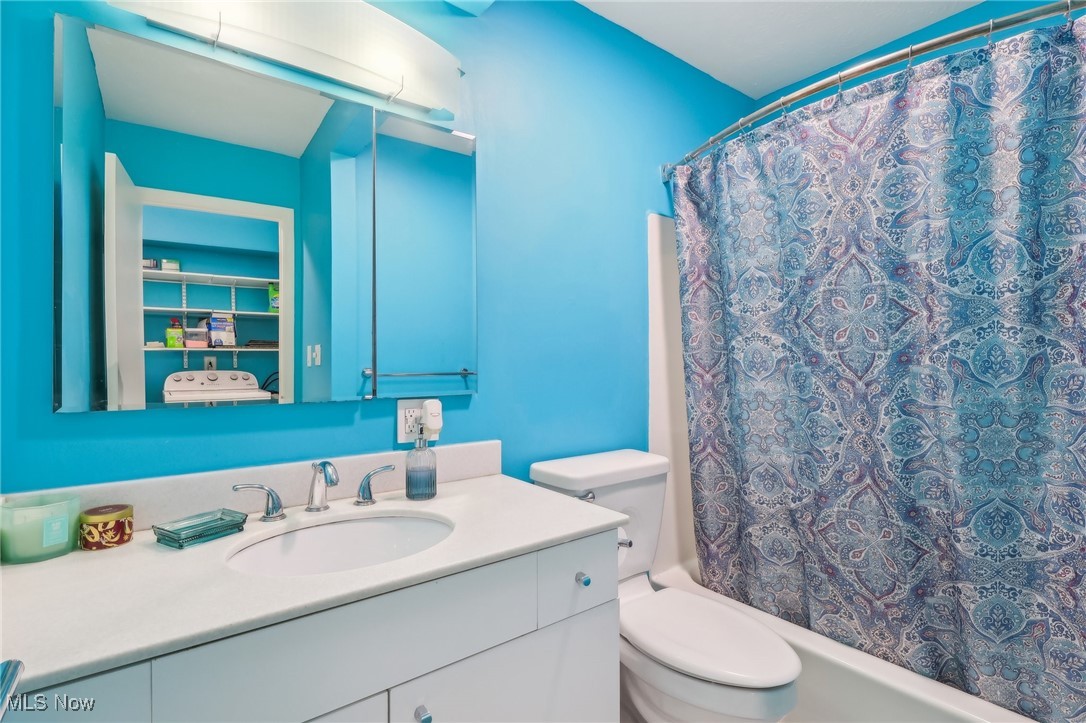 3484 Mayfield Road, Unit 3426 Cleveland Heights, OH 44118 - Photo 16 of 33 Bathroom featuring toilet, vanity, and shower / tub combo