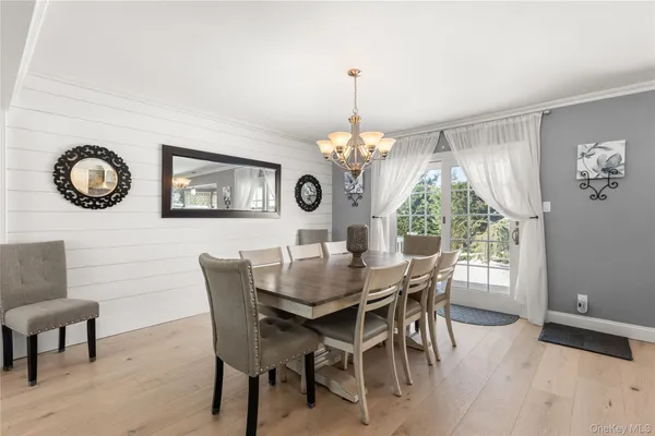 $1,195,000 | 40 Wagstaff Lane, West Islip, NY 11795