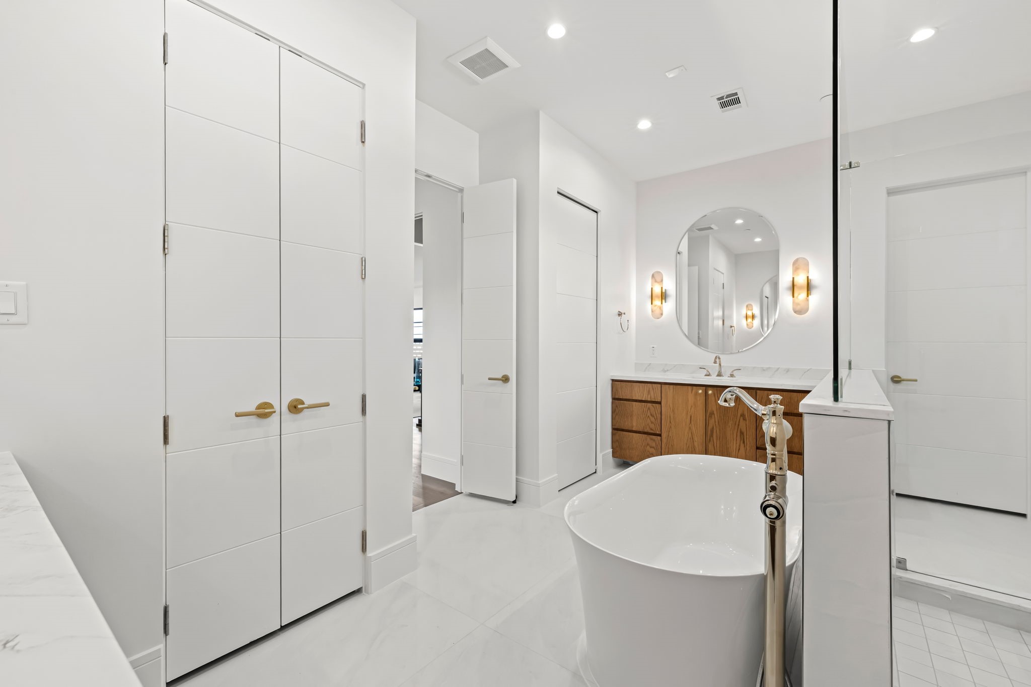4814 Locust Street Bellaire, TX 77401 - Photo 22 of 42 Primary Bath