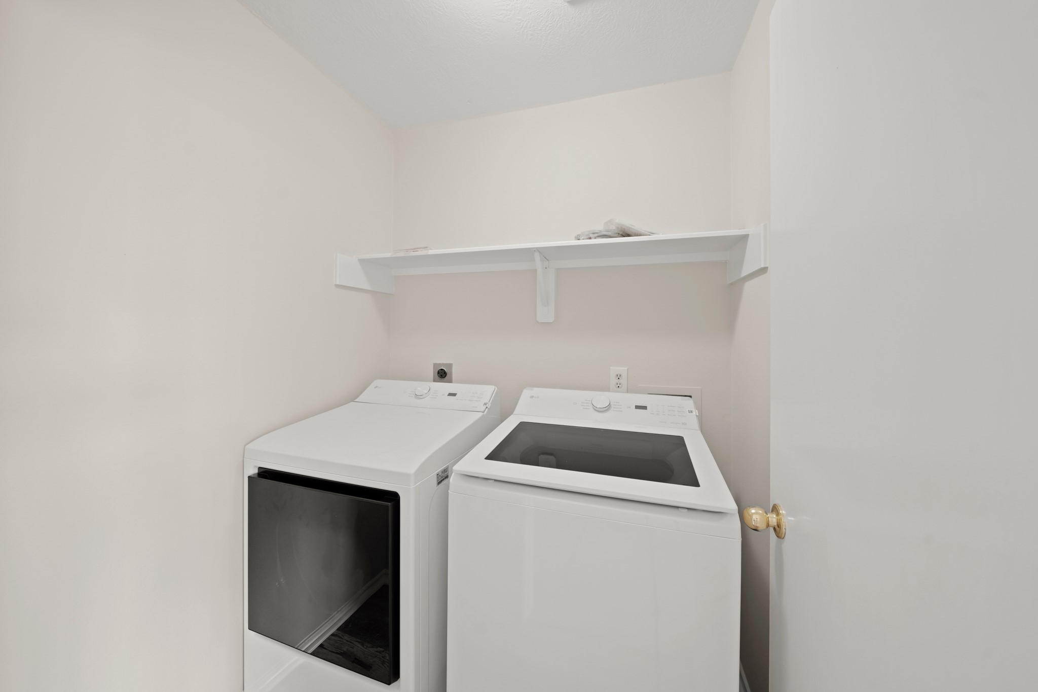 1426 Cartwright Road Missouri City, TX 77489 - Photo 19 of 26 a utility room with dryer and washer