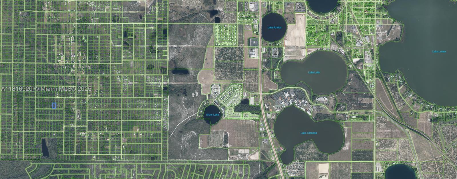 2844 West Twilley Road Avon Park, FL 33825 - Photo 6 of 6 a bathroom with a sink and mirror