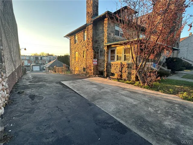 a view of backyard of the house