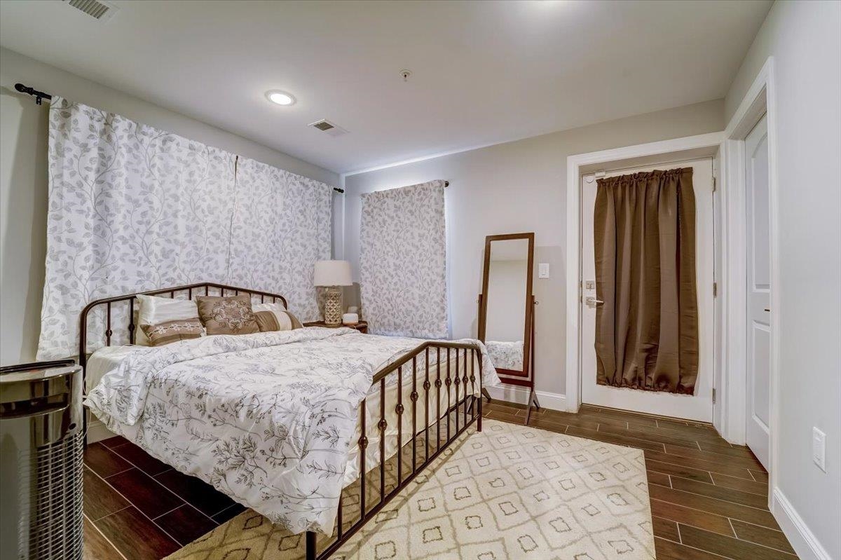 2765 John F. Kennedy Boulevard, Unit 1 Jersey City, NJ 07306 - Photo 19 of 33 a bedroom with a bed and a window