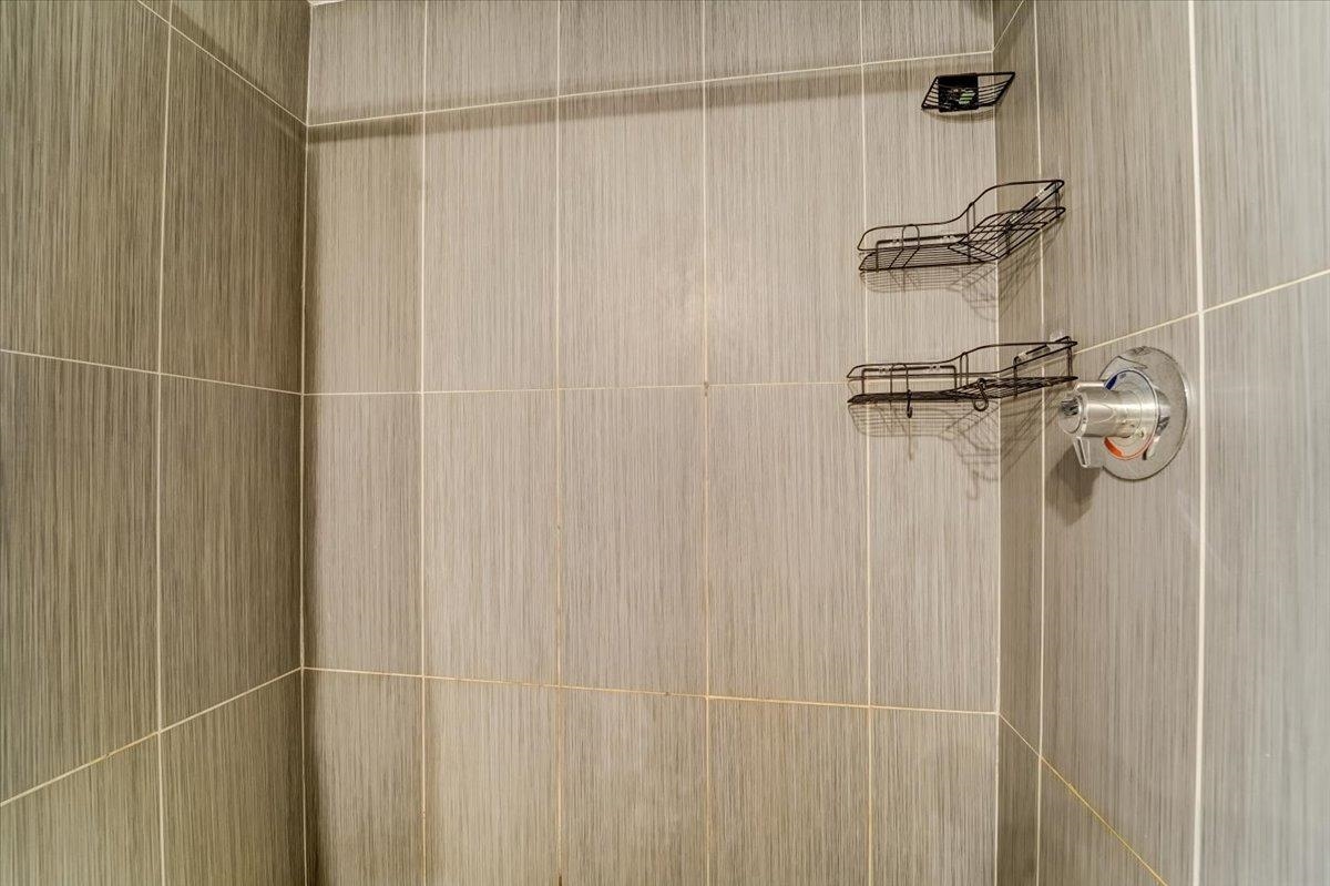 2765 John F. Kennedy Boulevard, Unit 1 Jersey City, NJ 07306 - Photo 22 of 33 a bathroom with a shower