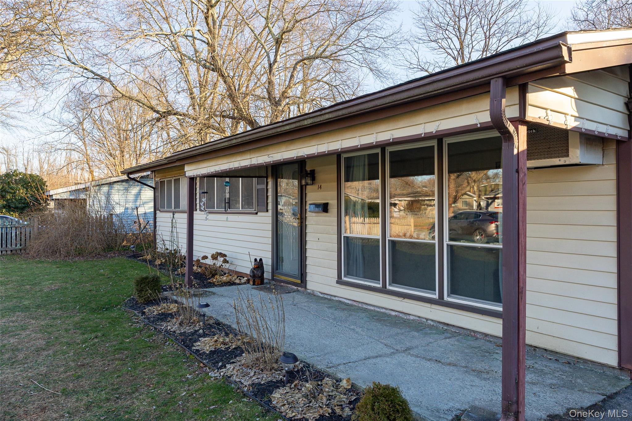 a view of a house with backyard and garden