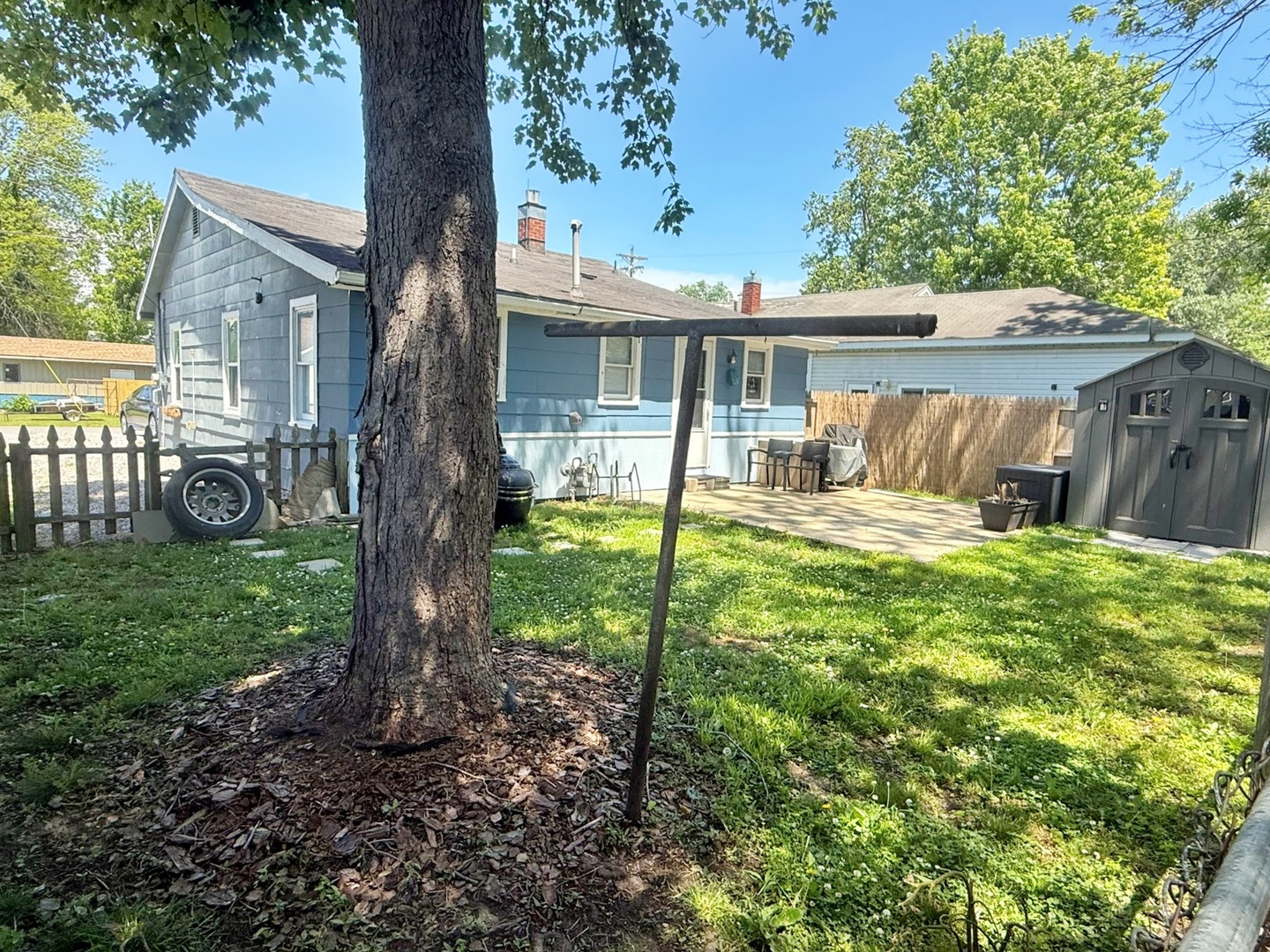204 West 18th Street Metropolis, IL 62960 - Photo 2 of 12 a front view of a house with garden
