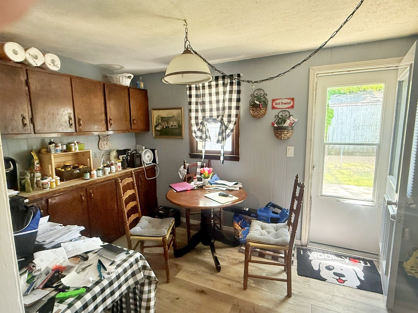 204 West 18th Street Metropolis, IL 62960 - Photo 5 of 12 a view of a dining room with furniture and a window