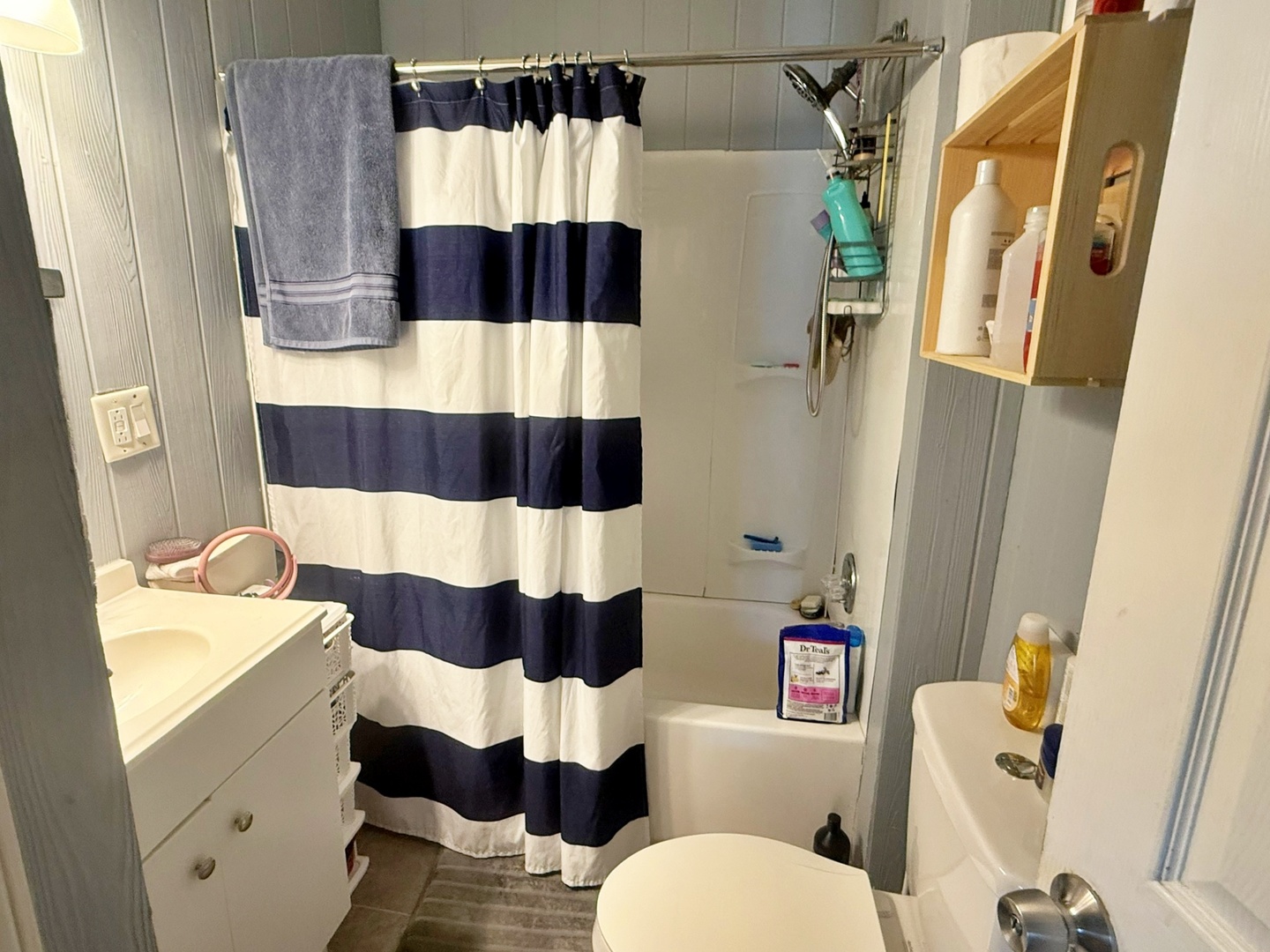 204 West 18th Street Metropolis, IL 62960 - Photo 7 of 12 a bathroom with a sink and toilet