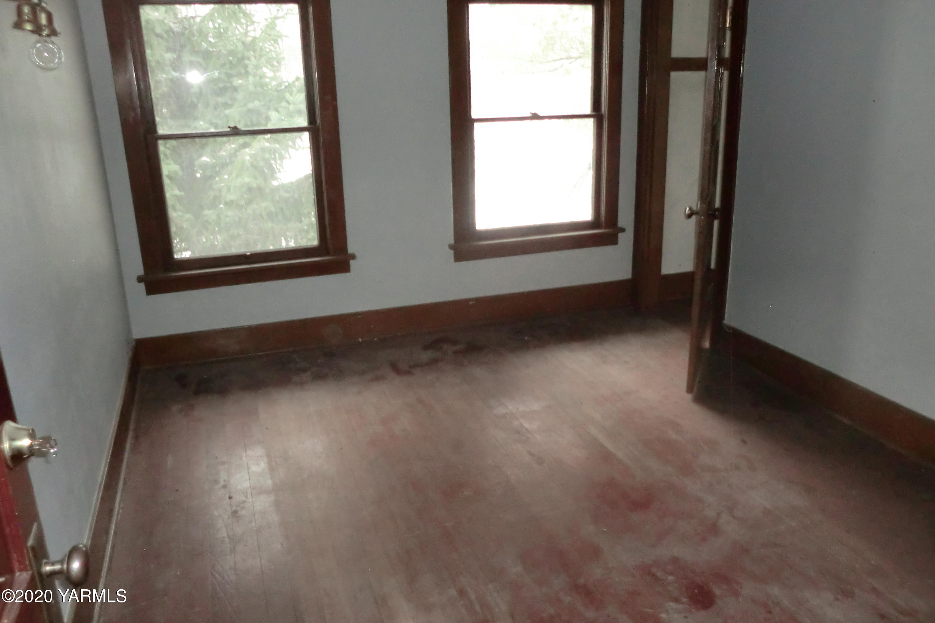 5404 Mieras Road Moxee, WA 98901 - Photo 15 of 27 an empty room with a window