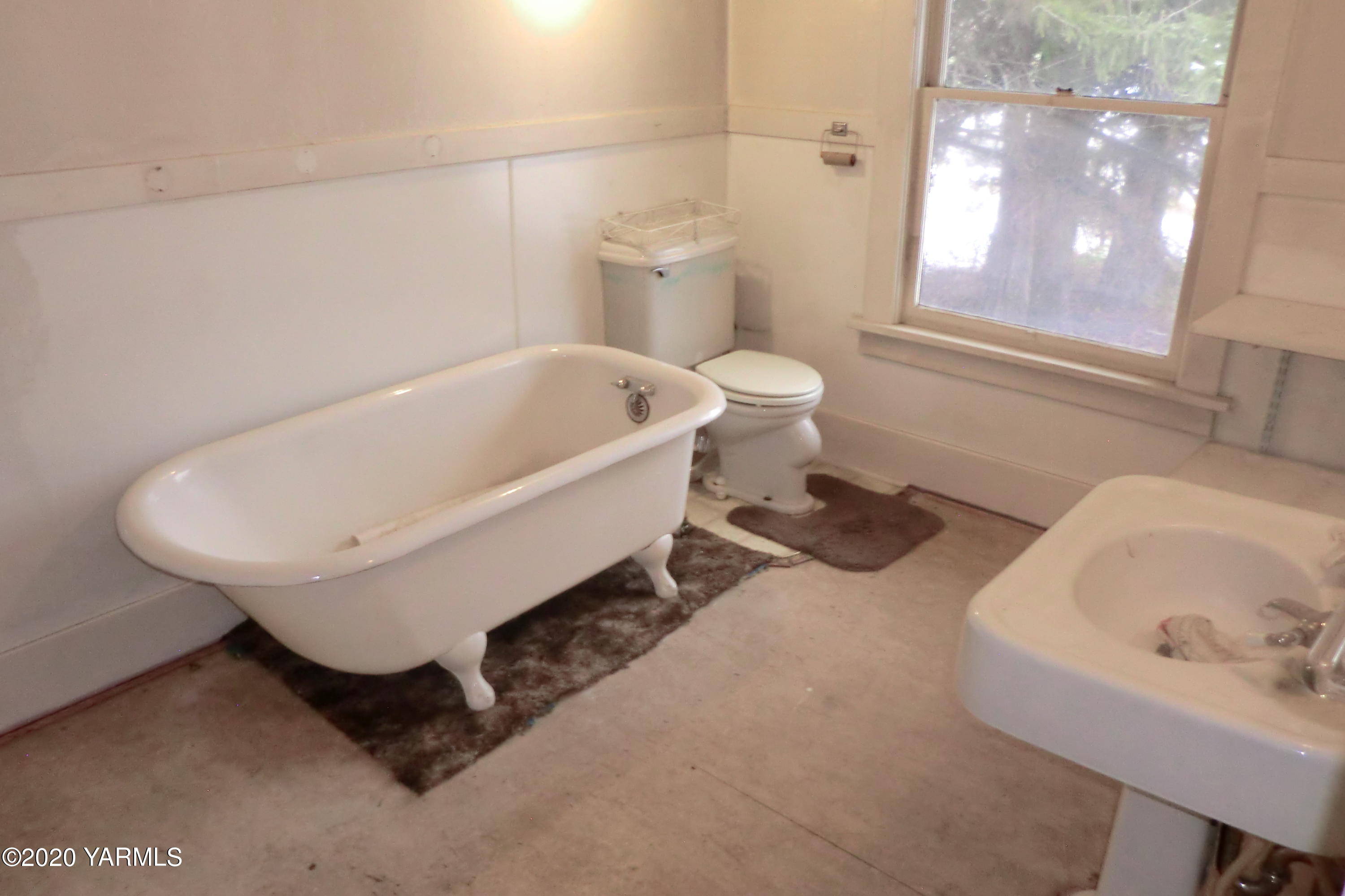 5404 Mieras Road Moxee, WA 98901 - Photo 17 of 27 a bathroom with a sink and a toilet