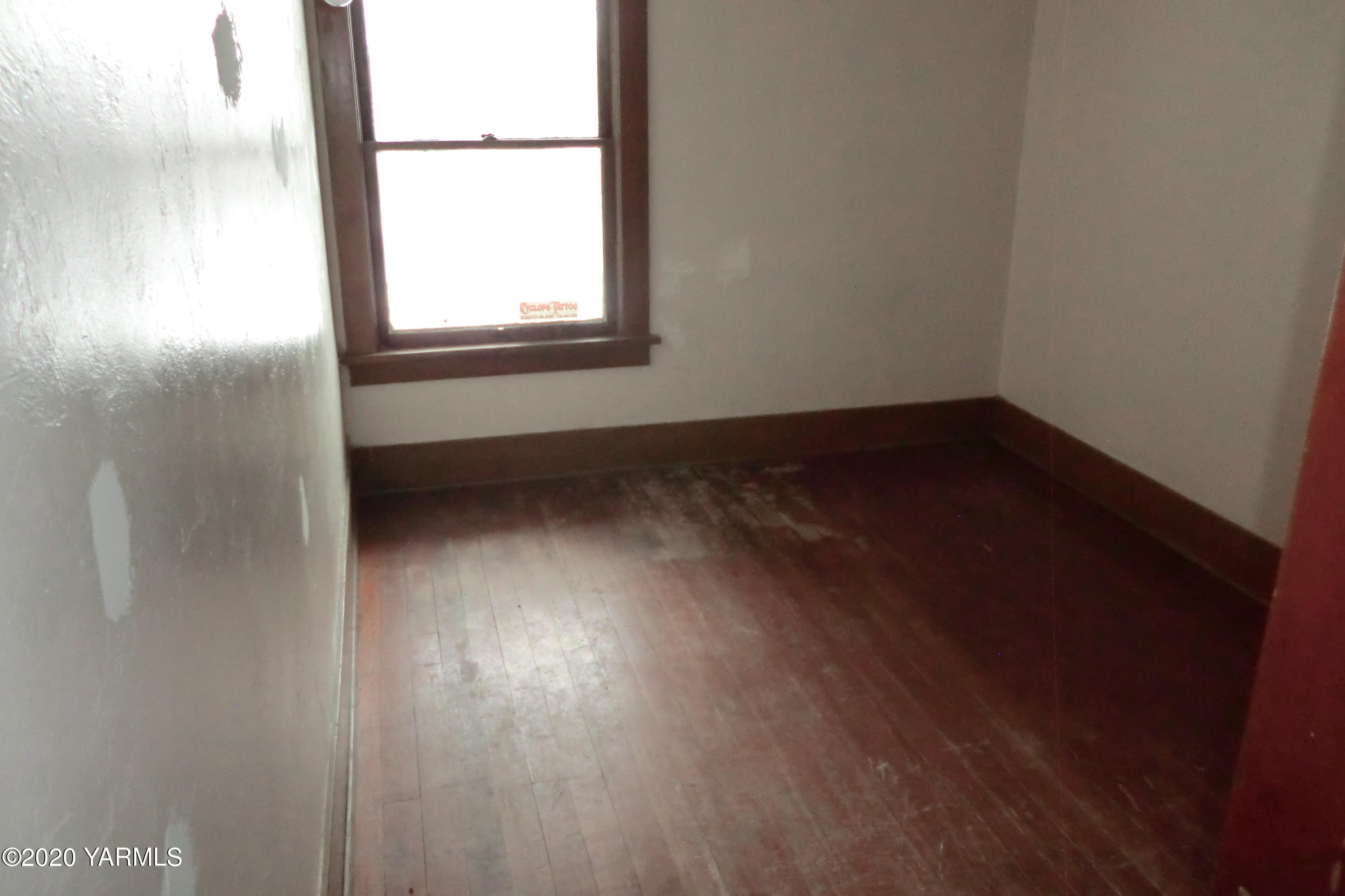 5404 Mieras Road Moxee, WA 98901 - Photo 19 of 27 an empty room with wooden floor and windows