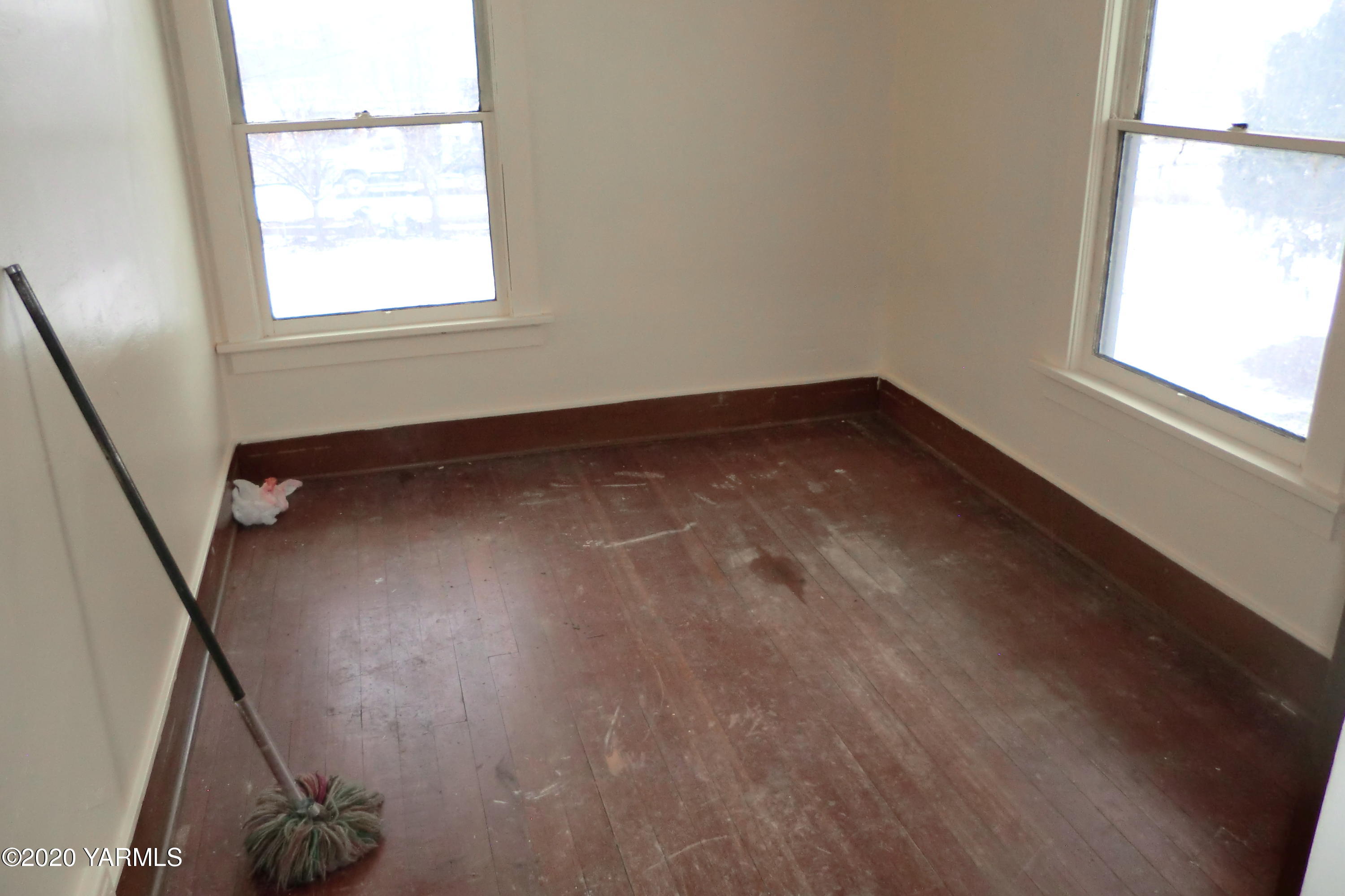 5404 Mieras Road Moxee, WA 98901 - Photo 20 of 27 an empty room with a window