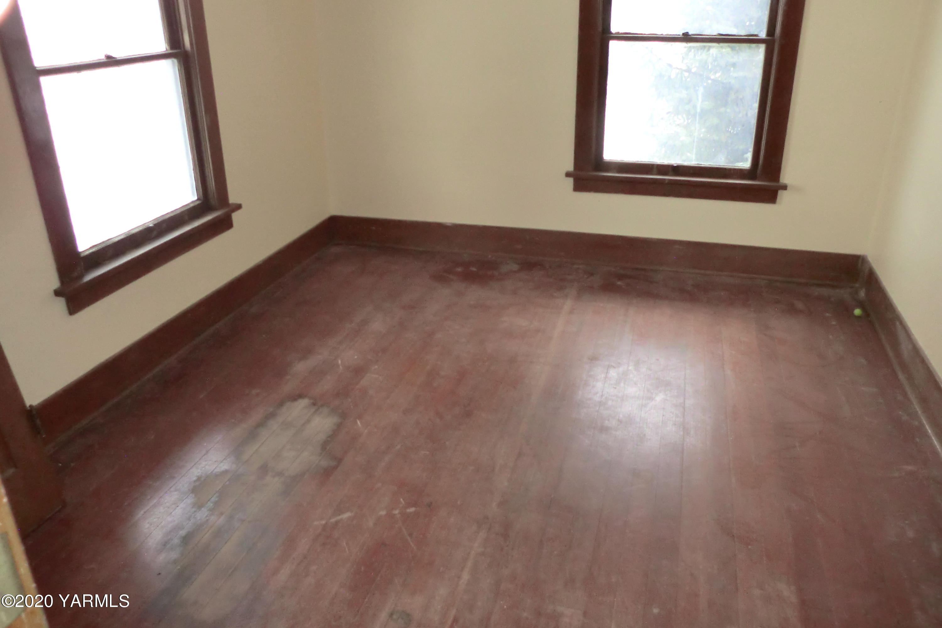 5404 Mieras Road Moxee, WA 98901 - Photo 21 of 27 an empty room with wooden floor and windows